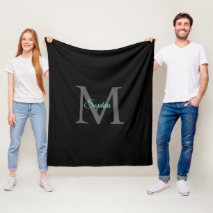 Teal Script Namn, stort Grått Monogram på svart Fleecefilt