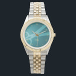 Teal Sissors & Monogram Armbandsur<br><div class="desc">Den här klockan innehåller ditt monogram och ett par saxar mot bakgrund av teal grönt,  med romerska siffror för guld-färgad. Det ger en perfekt till en hårfrisör,  hårstilist,  skräddare och mycket annat.</div>