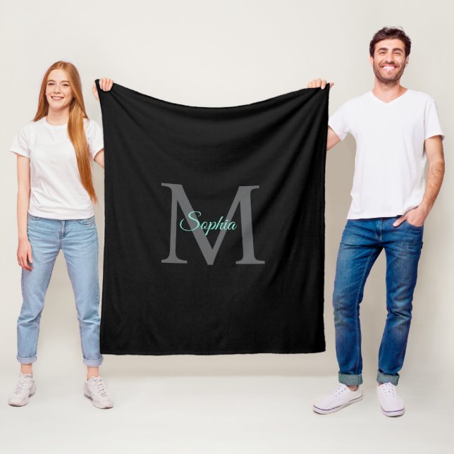 Teal skriptnamn, stor grå monogram på svart fleecefilt (På plats)