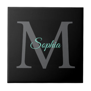 Teal skriptnamn, stor grå monogram på svart kakelplatta