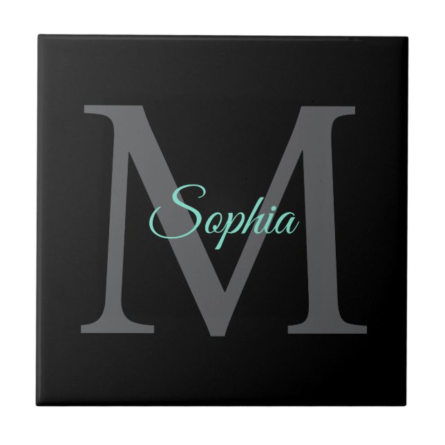 Teal skriptnamn, stor grå monogram på svart kakelplatta (Framsidan)