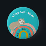 Teal Sloth på en regnbåge... Knapp<br><div class="desc">Den här söta knappdesignen har en långsam kramning av en regnbåge!</div>