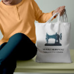 Teal Vintage Sewing Maskin Seamstress Tygkasse<br><div class="desc">Elegantens budgetpåse för skräddare,  sjömän,  designers av mode,  stilistorna och mer med en illustration av vintage som syllar maskin i teal friock blue färg med två linjer anpassningsbar text i vitt. Det går inte att syna maskin färg!</div>