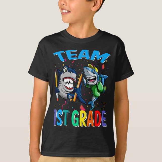 Team 1: Klass Shark Back to school T Shirt (Framsida)