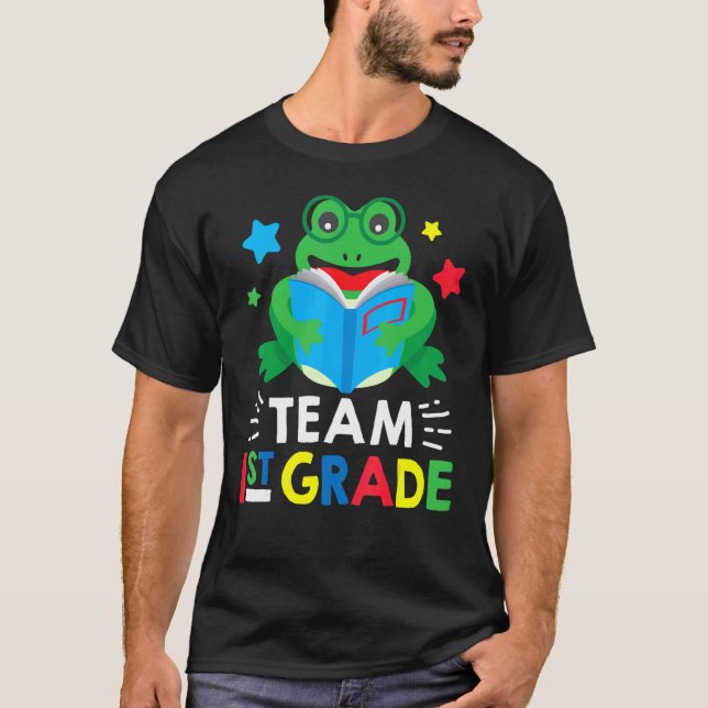 Team 1st Grade Reading Frog Back To School Book T Shirt (Framsida)
