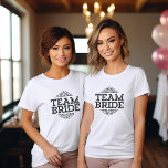 Team Bride Bachelorette Bröllopsfest Bridesmaid T Shirt<br><div class="desc">Utformningen av trendigets typografi visar "Team Bride" med finare rulla ram. Perfektens gåva till brud,  brudgumm och bröllopsfest till bära medan du får redo på din bröllopsdag! Använda designen verktyg för att anpassa designen eller välja en annan t-shirt eller tröja stil eller färg.</div>