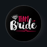 Team Bride Bachelorette Party Bröllop Button Knapp<br><div class="desc">Gruppmutknapp. Perfekt för möhippa och bachelorette-partitillhörigheter före bröllop. Tungblått,  vitt och rosa med diamanter och små hjärtan. Bakgrunden till färg kan anpassas till önskat färg-tema. Den här stilen är till brudgummen,  maid of honor,  brudens familjer och vänner.</div>