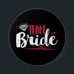 Team Bride Bachelorette Party Bröllop Button Knapp<br><div class="desc">Gruppmutknapp. Perfekt för möhippa och bachelorette-partitillhörigheter före bröllop. Tungblått,  vitt och rosa med diamanter och små hjärtan. Bakgrunden till färg kan anpassas till önskat färg-tema. Den här stilen är till brudgummen,  maid of honor,  brudens familjer och vänner.</div>