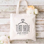 Team Bride Bachelorette Tygkasse<br><div class="desc">Teamet gav en illustration av en diamant ring. Anpassa med namn i bruden i ett söt kalligrafiskt skript.</div>