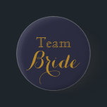 Team Bride Blue Guld Bröllop Knapp<br><div class="desc">Det här är vita brickor för bröllop-team med skuggtext i Guld. Det är bäst för brudens sida att bära på bachelorette-festen,  möhippa,  bröllop,  möhippor,  luncheons och repetitionsmiddag.</div>