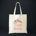 Team Bride Bridesmaid Romantic Rosa ros Blommigt Tygkasse<br><div class="desc">==================== OM DEN HÄR Blommigten ======================== Bygg upp inbjudan till Rosa . (1) Alla textstorlekar i stil, färg kan ändras för att passa dina behov. (2) Kontakta mig gärna om du behöver anpassa eller matcha artiklar. (I fodral fick du inte mitt svar, kontrollera SPAM-e-postmappen) (3) Du kan hitta matchande produkter...</div>
