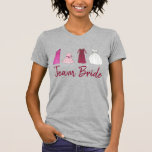 TEAM BRIDE Bröllop Brudens sida DTAR Tee<br><div class="desc">Skjortan har en originalmarkörillustration av en rad bröllop-klänningar, inklusive en klänning för brudgummen/hedersfoten, blomflickan, bruden och mor-av-bruden, med TEAM BRIDE i ett typsnitt av roligten. Perfekt till brudens sida. Designern är tillgänglig för att skapa och överföra anpassad design så att det matchar färg och teman i bröllop. Klicka på "Fråga...</div>