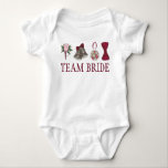 TEAM BRIDE Bröllop Möhippa Ro Party Flower Girl Tee<br><div class="desc">Har en originalillustration av en boutonniere i rosa ros, ett par silver bröllop, en möhippa bouquet och en burgundsbukett med roligten BRIDE. Designern är tillgänglig för att skapa och överföra anpassad design så att det matchar färg och teman i bröllop. Klicka på "Fråga den här designern" för att börja designen...</div>