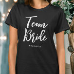 Team Bride Bröllop Personlig Black White T Shirt<br><div class="desc">Fira din bridtrupp med den här personligen bröllop t-shirt! Ordens "Team Bride" skrivs i ett trendig-skriptteckensnitt,  och under kan du lägga till ett eget namn,  bröllop-datum,  plats eller annan text. En underbar gåva till en bachelorettfest,  möhippa eller firande helg! Färg: svart och vitt.</div>