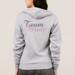 TEAM BRIDE Champagne Bröllop Bridesmaid Hoodie Tee<br><div class="desc">Med en originalmarkörillustration av två glas bubbelfärgad rosa champagne. Perfekt för förlovningar, bröllop, möhippor, möhippor med mera! Anpassa bara din information. Designern är tillgänglig för att skapa och överföra anpassad design så att det matchar färg och teman i bröllop. Klicka på "Fråga den här designern" för att börja designen processaa!...</div>