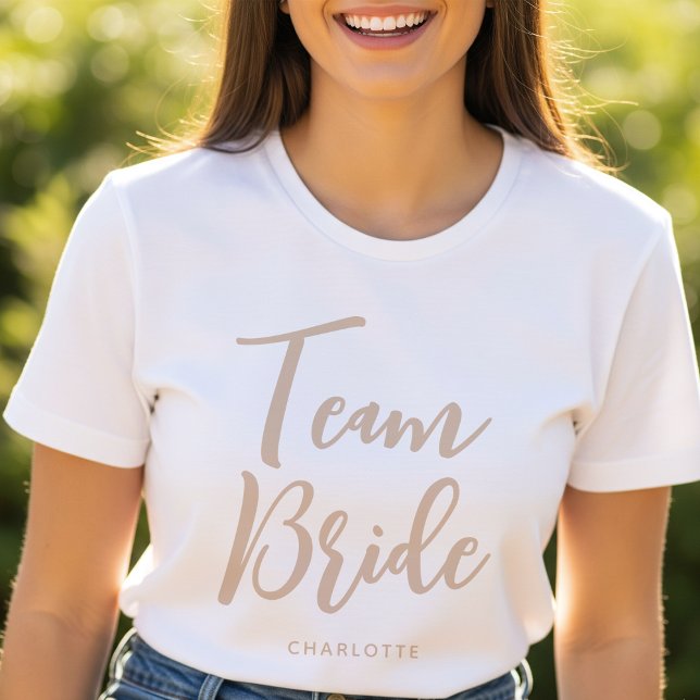 Team Bride Custom Name Bröllop Beige White T Shirt (Skapare uppladdad)