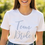 Team Bride Custom Name Bröllop Dusty Blue T Shirt<br><div class="desc">Fira ditt Bride Squad i stil med den här chic personlig bröllop t-shirt! Med frasen "Team Bride" i ett snyggt-skript kan den här mallen anpassas med namn, bröllop, datum, plats eller valfri text. Perfekt för möhippor, möhippor eller en roligt bröllop helg - det är en tänkvärd och modernt nyckeltanke som...</div>