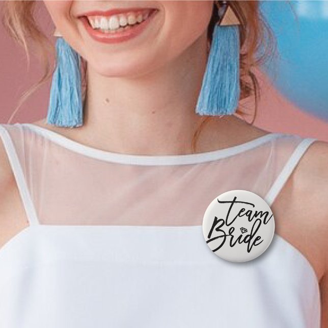 TEAM BRIDE Diamond Brudens sida Snyggt Bröllop Knapp (TEAM BRIDE Diamond Chic Black Brush Script Wedding Bridal Party Pinback Button @ fatfatin_blue_knot)