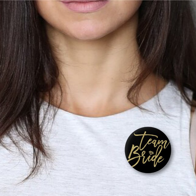 Team Bride Diamond Chic Guld Bröllop Brudens sida Knapp (TEAM BRIDE Diamond Chic Gold Brush Script Wedding Bridal Party Pinback Button @ fatfatin_blue_knot)
