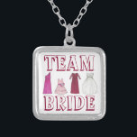 TEAM BRIDE Dress Bröllopsfest Bridesmaid Necklace Silverpläterat Halsband<br><div class="desc">Necklace har en originalmarkeringsbild av en rad brudens sida-klänningar,  med TEAM BRIDE i ett roligt-teckensnitt. En underbar brudens sida-gåva!</div>