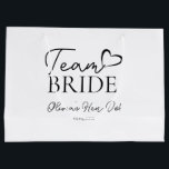 Team Bride Gift Bag - Perfekt Bachelorette Party<br><div class="desc">Gör din bachelorette-fest eller möhippa extra speciell med det här laget,  Bride Gift Bag! Idealisk för brudtärnor,  bridtrupper och bröllopsfest gäster är den här snyggten perfekt för att fylla med små gåvor,  skönhetsbehandlingar eller roligt party favors. En chic och en praktisk keepy för att fira den blivande bruden!</div>
