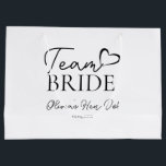 Team Bride Gift Bag - Perfekt Bachelorette Party<br><div class="desc">Gör din bachelorette-fest eller möhippa extra speciell med det här laget,  Bride Gift Bag! Idealisk för brudtärnor,  bridtrupper och bröllopsfest gäster är den här snyggten perfekt för att fylla med små gåvor,  skönhetsbehandlingar eller roligt party favors. En chic och en praktisk keepy för att fira den blivande bruden!</div>