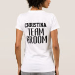 Team Bride Quote Mor i Groom Monogram T Shirt<br><div class="desc">Var en enad front för era bröllop-evenemang, från förlovningsfesten till ert kandidatparti och mycket annat. De här skjortorna kommer att visa kärlek och stöd för Groom-to-be. Den här designen har anpassningsbar fet sif-teckensnittstypografi med citatet "Team Groom", tillsammans med ett monogram namn och "Mor i groomen" på framsidan. Det här är...</div>