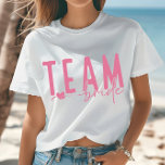 Team Bride Roligt Bachelorette Party T Shirt<br><div class="desc">Fira i stil med den här lekande teamet Bride T-shirt - perfekt för helg, möhippor eller flickors kvällar ut! Designat med bekvämlighet och roligt i åtanke är den här garantin gjord för att dansa, skratta och stödja din blivande brud i stil. Matcha det med bridens skjorta för ett helt party-utseende!...</div>
