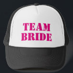 TEAM BRIDE rosa bachelorette Party truckerkepss Truckerkeps<br><div class="desc">TEAM BRIDE neon rosa och svart truckerkepsar för bachelorette-partiet. Tillbehör till coola bröllop och party för brudar och brudar. Anpassningsbar med typografisk vintage för besättning av möhippor. Gör dina egna hattar för brudtärnor,  maid of honor,  vänner,  syster etc. Coola-stöd för flickor som går ut och flickor helg resa.</div>