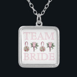 TEAM BRIDE Rosa ros Bröllop Bridesmaid Necklace Silverpläterat Halsband<br><div class="desc">Necklace har en originalmarkörillustration av en rad illustrationer med temat bröllop,  inklusive en boutonniere och bukett med rosor,  med TEAM BRIDE i ett typsnitt för roligten. En underbar brud/brudens sida-gåva!</div>