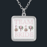 TEAM BRIDE Rosa ros Bröllop Bridesmaid Necklace Silverpläterat Halsband<br><div class="desc">Necklace har en originalmarkörillustration av en rad illustrationer med temat bröllop,  inklusive en boutonniere och bukett med rosor,  med TEAM BRIDE i ett typsnitt för roligten. En underbar brud/brudens sida-gåva!</div>