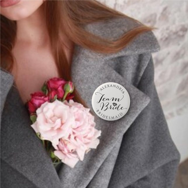 TEAM BRIDE Script Calligraphy Bröllop Brudens sida Knapp (TEAM BRIDE M.O.H. Diamond Classic Script Wedding Bridal Party Pinback Button @ fatfatin_blue_knot)