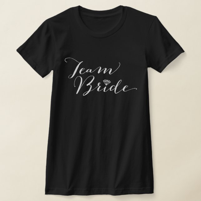Team Bride Script Diamond Brudens sida Bröllop T-shirt (Laydown)