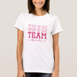 Team Bride Squad T-Shirt - Roligt Bachelorette Par<br><div class="desc">Minneshögste den blivande bruden och visa ditt pride med den här djärva och snyggt "Team Bride" t-shirt! Den här skjortan har en modern staplad textdesign i rosa som fångar öga och är perfekt för möhippor, möhippor eller bröllopsdagar. För bekvämlighetens och roligtens skull är det det bästa sättet att förena besättningen...</div>