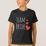Team Bride T Shirt<br><div class="desc">Fantastisk formger med citatet "Team Bride" och tre röda hjärtan. Underbar och rolig föreställning för en bachelorette-fest eller för bröllopsfesten.</div>