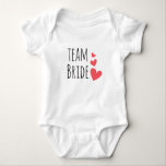 Team Bride T Shirt<br><div class="desc">Fantastisk formger med citatet "Team Bride" och tre röda hjärtan. Underbar och rolig föreställning för en bachelorette-fest eller för bröllopsfesten.</div>