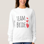 Team Bride T Shirt<br><div class="desc">Fantastisk formger med citatet "Team Bride" och tre röda hjärtan. Underbar och rolig föreställning för en bachelorette-fest eller för bröllopsfesten.</div>