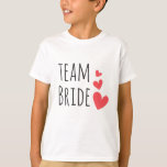 Team Bride T Shirt<br><div class="desc">Fantastisk formger med citatet "Team Bride" och tre röda hjärtan. Underbar och rolig föreställning för en bachelorette-fest eller för bröllopsfesten.</div>