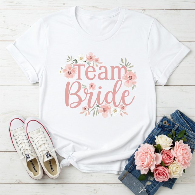 Team Bride T-Shirt for Bridesmaids with Pink (Skapare uppladdad)
