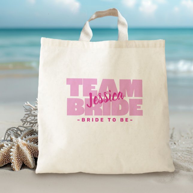 Team Bride to be Namn Bachelorette Rosa Retro Cute Tygkasse (Skapare uppladdad)