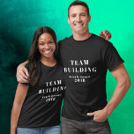 Team bygger T-shirt<br><div class="desc">Detta svarta team som bygger T-shirt är perfekt för de anställda som deltar i teamet som bygger aktiviteter. Använda det för företagets anställda eller dina medarbetare. Du kan ändra texten genom att anpassa T-shirt,  typsnitt,  storlek och färg i texten. Du kan också välja mellan många T-shirt-färg och stilar.</div>