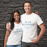 Team bygger T-shirt<br><div class="desc">Ett team som bygger T-shirt-perfekt för de anställda som deltar i teamets byggnad. Använda för de anställda i företaget. Du kan ändra texten genom att anpassa T-shirt, typsnitt, storlek och färg i texten.</div>