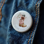 Team Cowgirl Western Rosa Boot Gender Reveal Knapp<br><div class="desc">De här charmerande teamknapparna är perfekten som tillägg till din westerna cowgirl-dusch, som kombinerar rustik elegans med delikat konst. Kärnan i den här utformningen ljuger vår häpnadsväckande, handmålade westerna rosa baby cowgirl-babord med blommigtar. Varje detalj återges omsorgsfullt för att framkalla Vilda western charm och nostalgi och skapar en vacker fokuspunkt...</div>