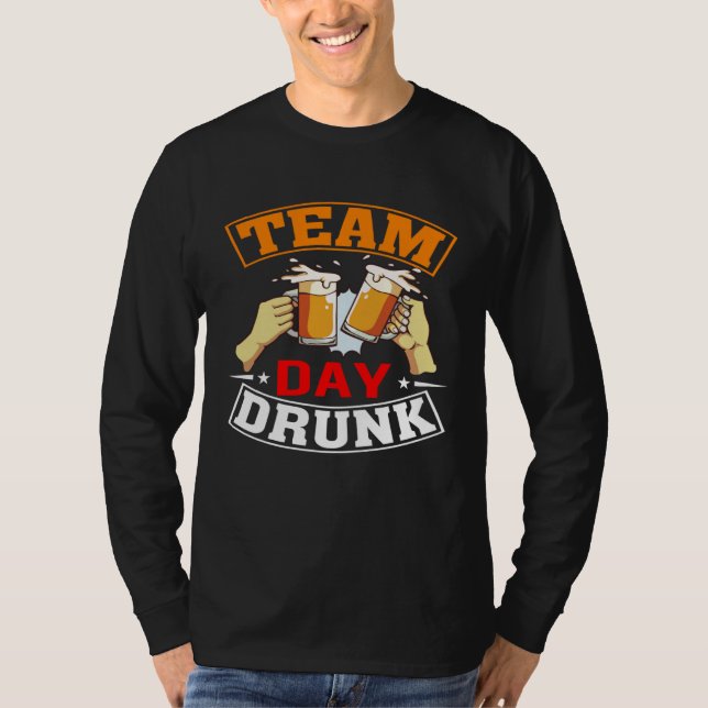 Team Day Drunk Beer Garage Day Drinker T Shirt (Framsida)