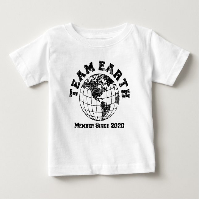 Team Earth Member sedan 2020 Baby Bodykostym T Shirt (Framsida)