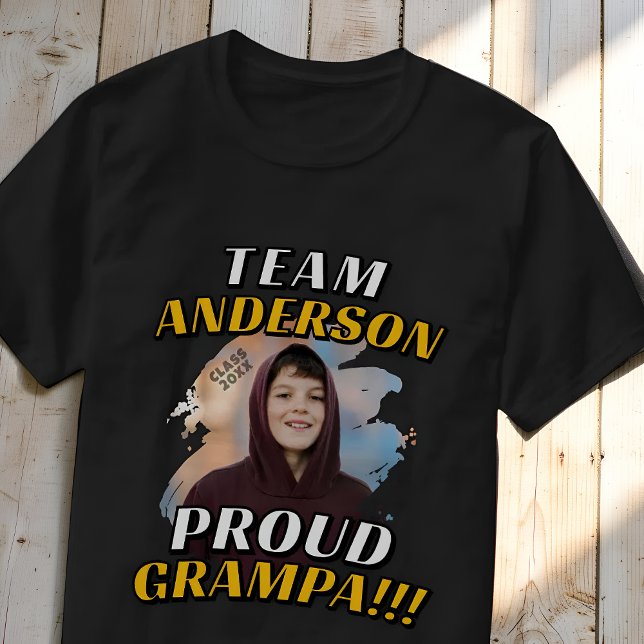 Team [Efternamn] Stolt Farfar Examen Foto T Shirt (Skapare uppladdad)