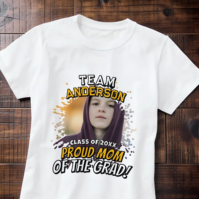 Team [Efternamn] Stolt Mamma till den Examinerade  T Shirt (Skapare uppladdad)
