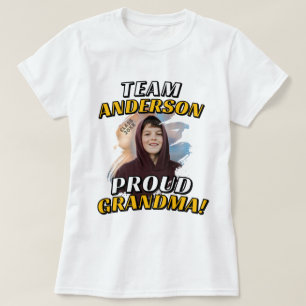 Team [Efternamn] Stolt Mormor Examen Foto T Shirt