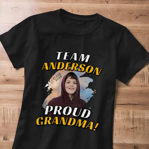 Team [Efternamn] Stolt Mormor Examen Foto T Shirt