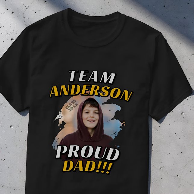 Team [Efternamn] Stolt Pappa Examen Foto T Shirt (Skapare uppladdad)